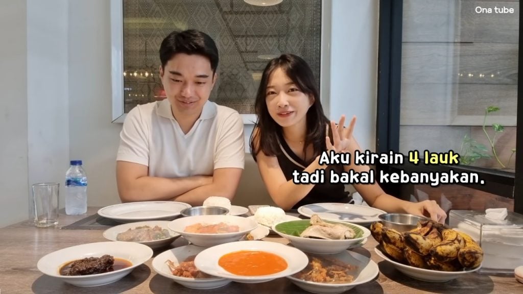 Sepasang WNA Korea Selatan mencoba makan Nasi Padang pakai tangan