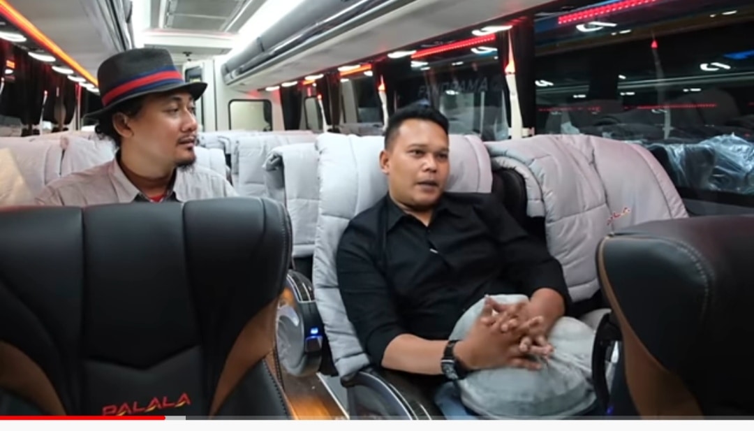 Direktur Utama PT Putra Transindo Mulya Egi Syafride (kanan)