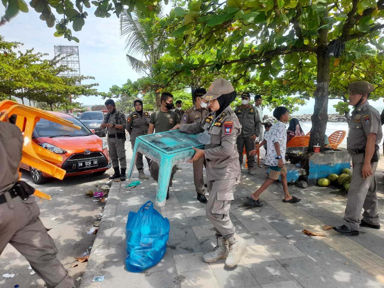 Lapak dan Puing PKL di Pantai Padang Dibersihkan Satpol PP