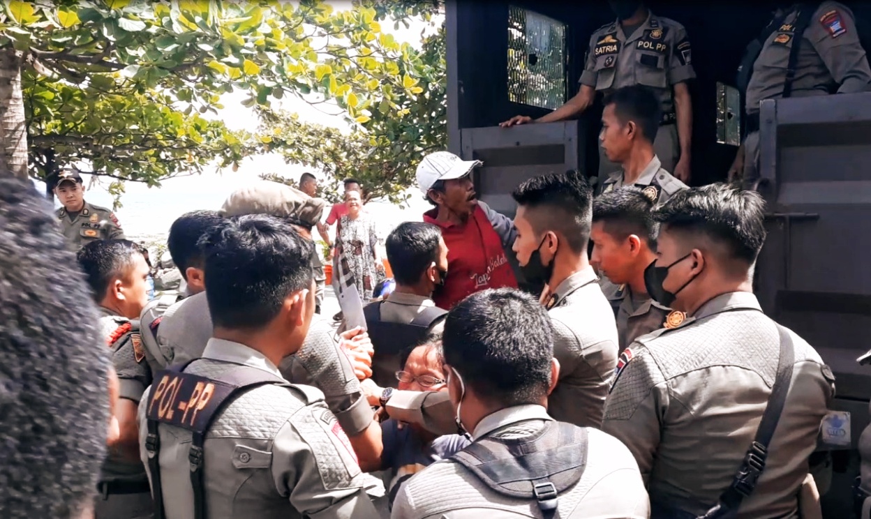 Tertibkan PKL di Pantai Padang, Petugas Satpol PP Diserang Pakai Parang ...