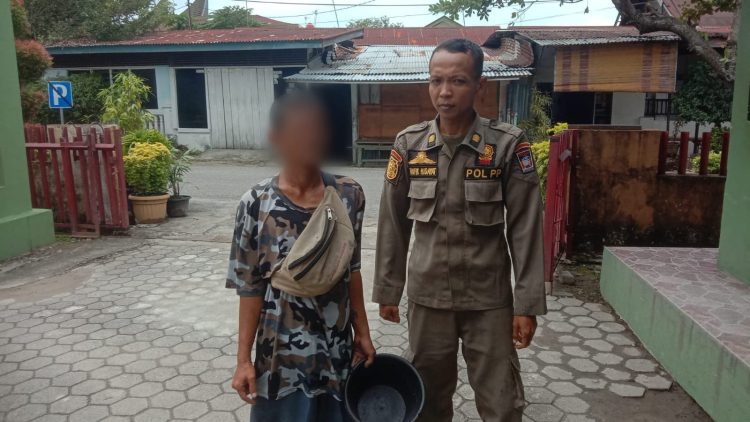 Petugas Satpol PP Padang mengamankan pengemis yang pura-pura lumpuh (Istimewa)
