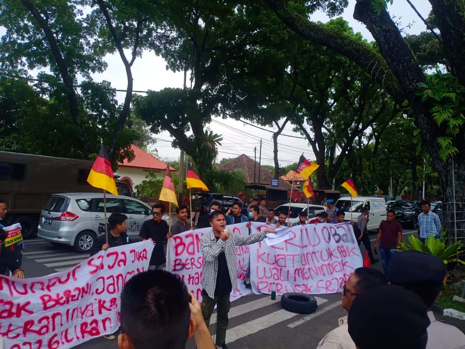 Unjuk rasa organisasi Pergerakan Milenial Minang di depan rumah dinas Wali Kota Padang