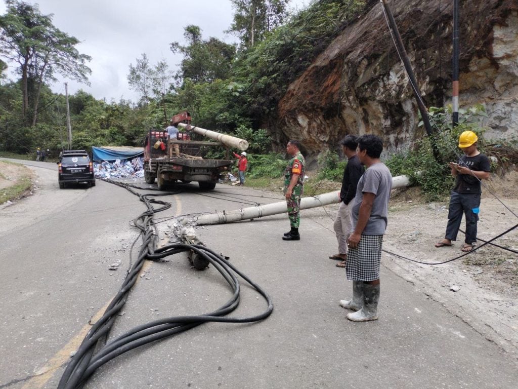 Kabel tiang listrik yang menutupi jalan akibat ditabrak truk