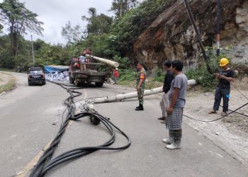 Kabel tiang listrik yang menutupi jalan akibat ditabrak truk
