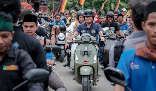 Potret Sandiaga Uno berkeliling Sijunjung pakai Vespa tanpa nomor polisi