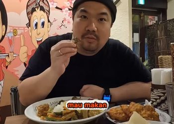 Nex Carlos makan Nasi Padang di Jepang