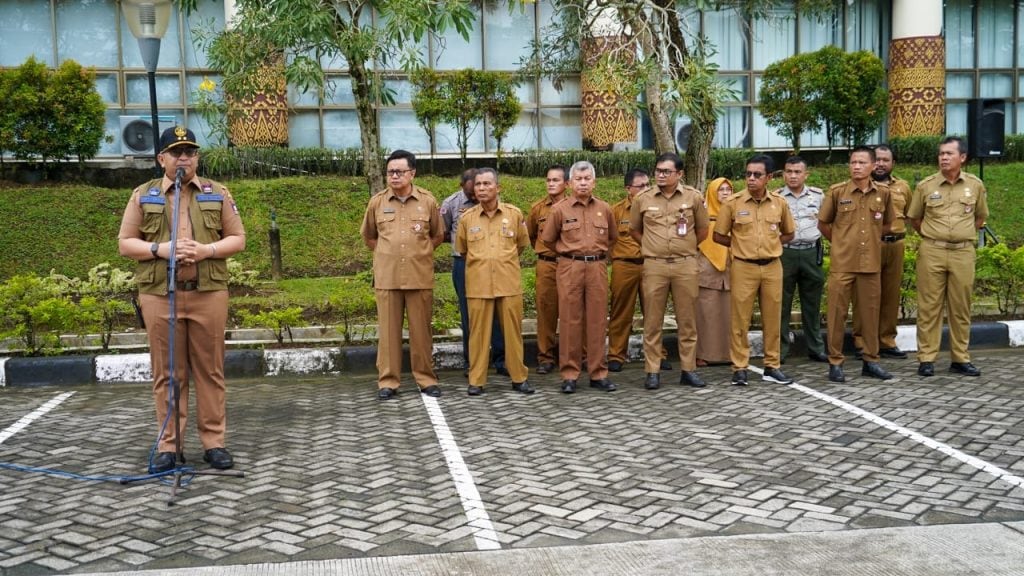 Sekda Padang, Andree Algamar saat memberi pengarahan pada ASN Pemko Padang