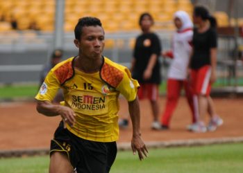 Hendra Adi Bayauw saat membela Semen Padang FC