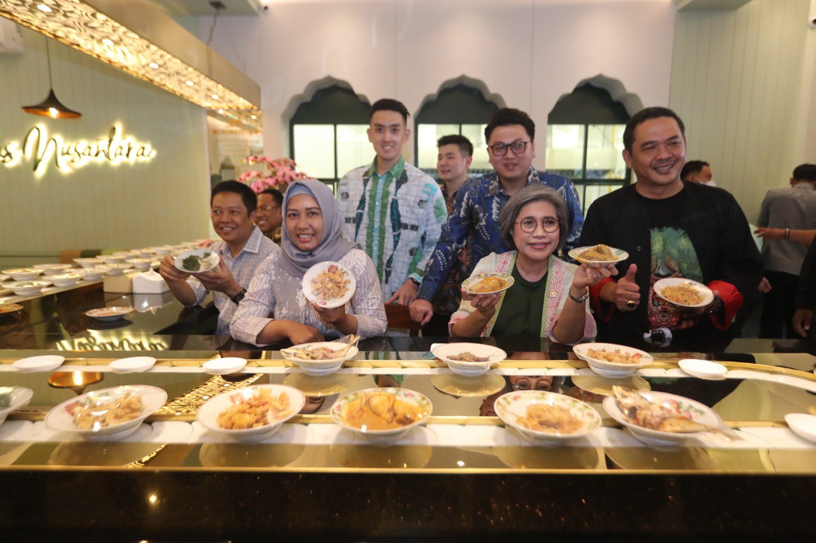 Pengunjung menikmati masakan khas Padang di Restoran Aroma Padang