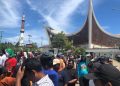 Ribuan masyarakat Air Bangis bergerak ke Kantor Gubernur Sumbar untuk berdemonstrasi