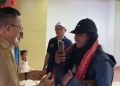 Personel Darak Badarak dikalungi kain batik kehormatan saat sampai di Bandara Internasional Minangkabau