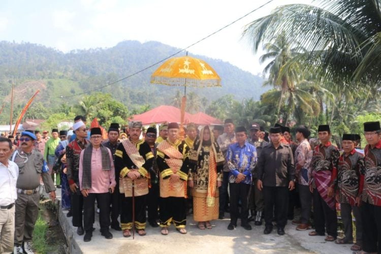 Prosesi pemberian gelar adat kepada Gubernur Riau dari warga Pesisir Selatan