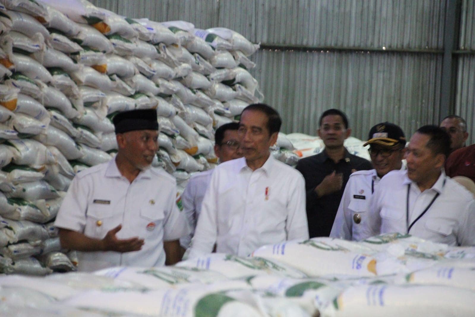 Presiden Jokowi saat mengecek pasokan beras di gudang Bulog Padang