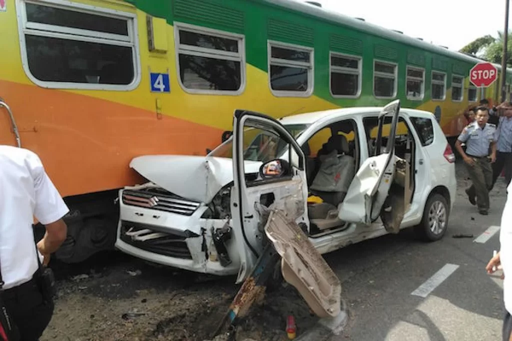 Kecelakaan di perlintasan kereta api di Padang