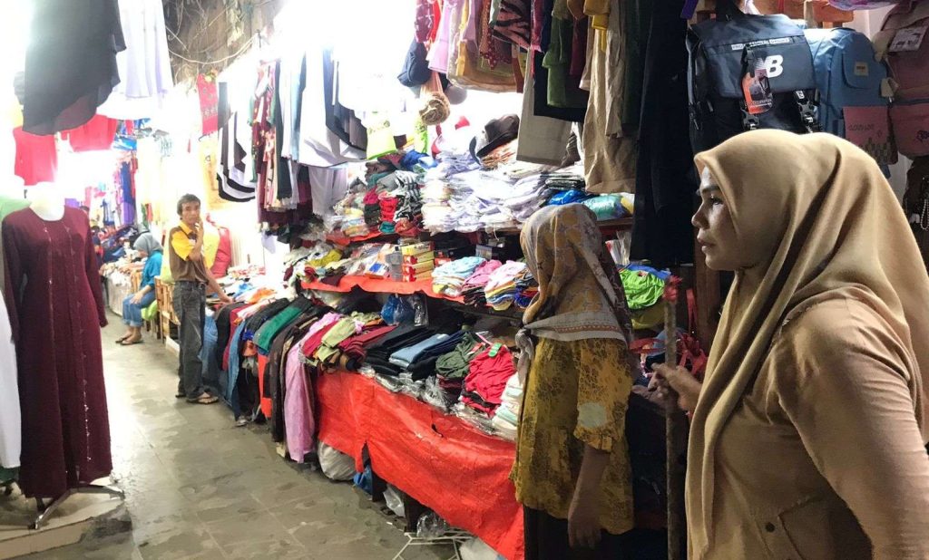 Suasana pasar tradisional yang sepi pengunjung