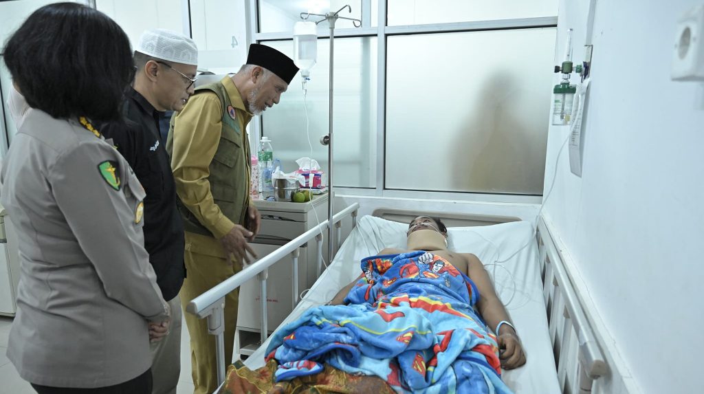 Gubernur Sumbar, Mahyeldi Ansharullah menemui pendaki yang selamat dari letusan Marapi