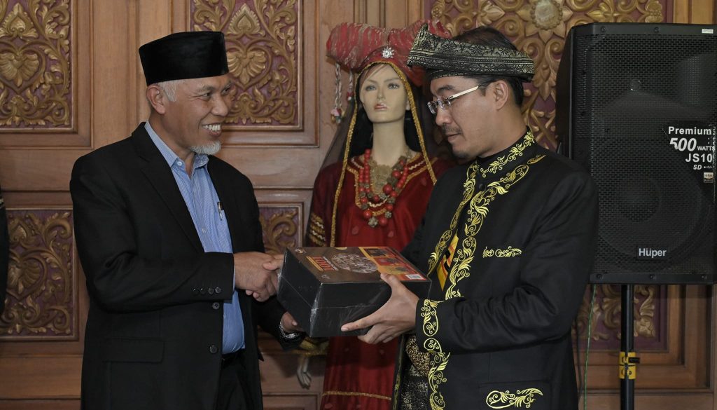 Mahyeldi dengan Tuanku Raja Besar Negeri IX Malaysia, Tengku Raja besar Ahmad Husen Bin Hamzah