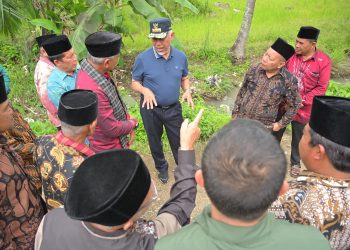 Gubernur Sumbar, Mahyedil saat mengunjungi lokasi rencana pembangunan SMAN 3 Gunung Talang
