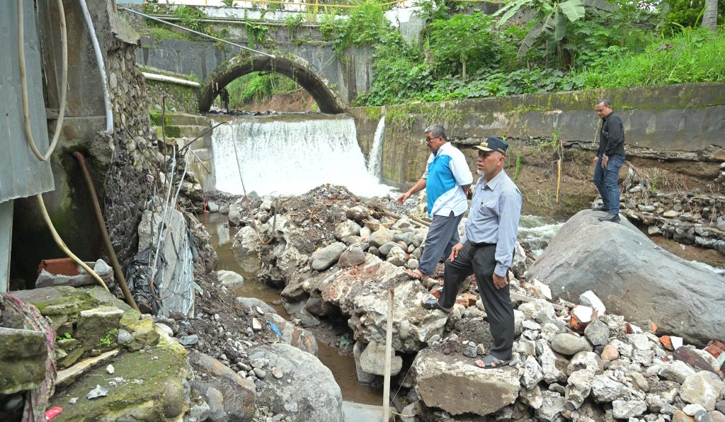 Gubernur Sumbar, Mahyeldi Ansharullah saat meninjau dampak bencana