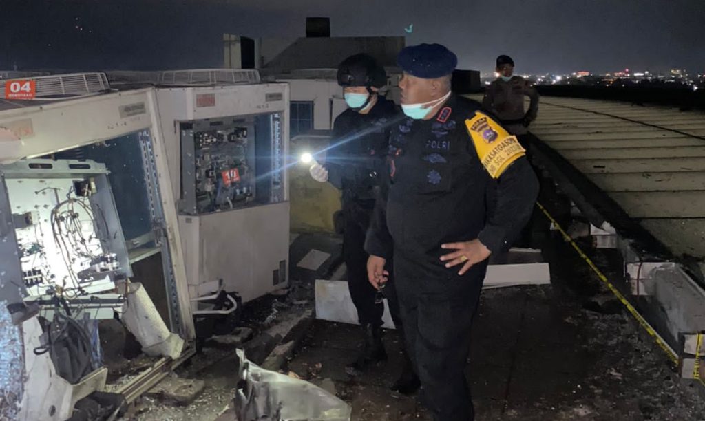 Petugas Brimob Polda Sumbar memeriksa bagian yang diduga menjadi sumber ledakan di Semen Padang Hospital