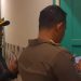 Petugas Satpol PP Padang saat memeriksa indekos yang dihuni pasangan remaja