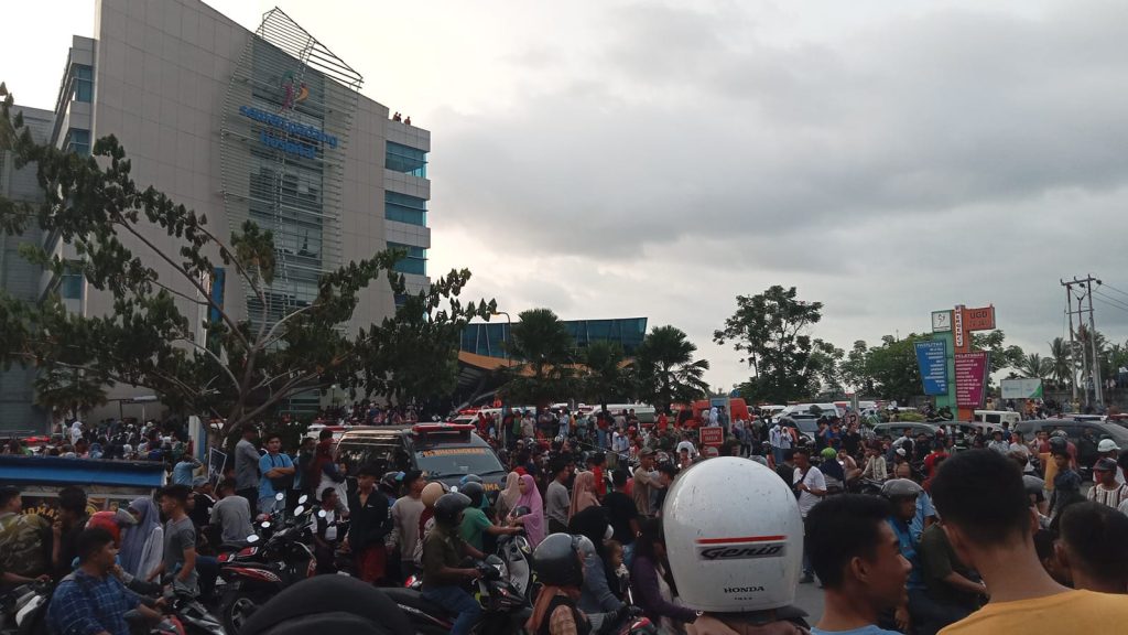 Situasi terkini di depan Semen Padang Hospital
