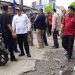Wali Kota Padang, Hendri Septa saat meninjau kondisi jalan yang rusak