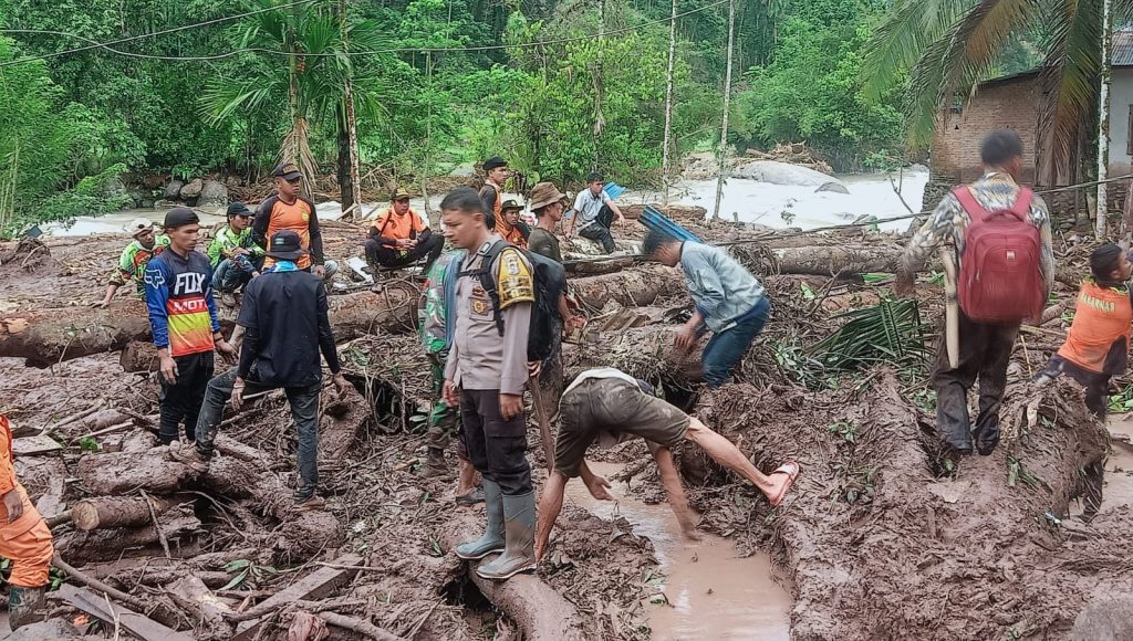 Banjir dan longsor Pesisir Selatan