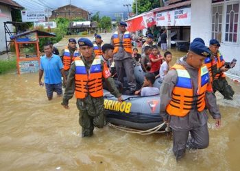 Evakuasi masyarakat yang terdampak banjir di Padang