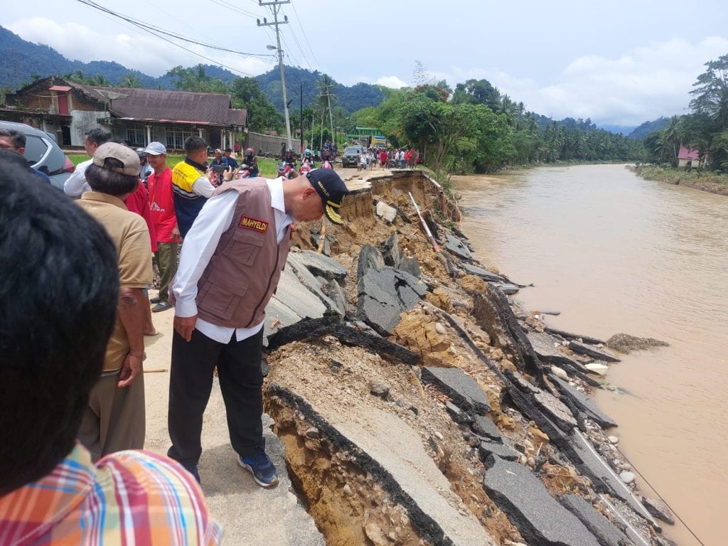 Kondisi jalan di Pesisir Selatan yang rusak akibat banjir bandang