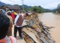 Kondisi jalan di Pesisir Selatan yang rusak akibat banjir bandang