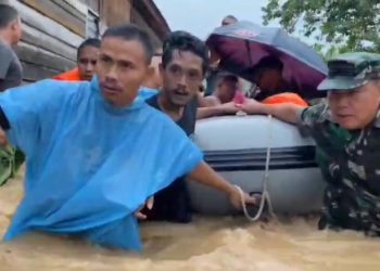Petugas gabungan mengevakuasi warga terdampak banjir di Padang