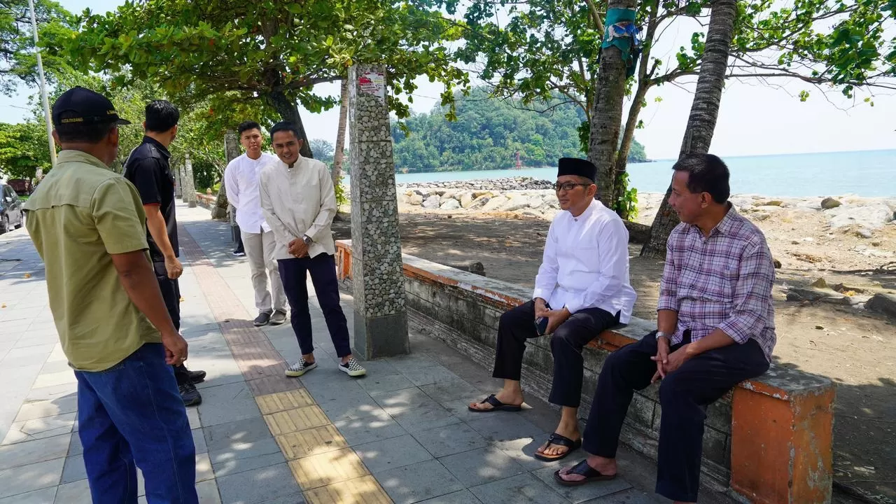 Wali Kota Padang, Hendri Septa memantau kondisi jalur pedestrian Pantai Padang