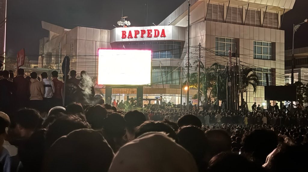 Suasana nobar di perempatan Masjid Raya Sumbar