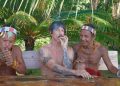 Kiedis, vokalis Red Hot Chili Peppers bersama dua Sikerei