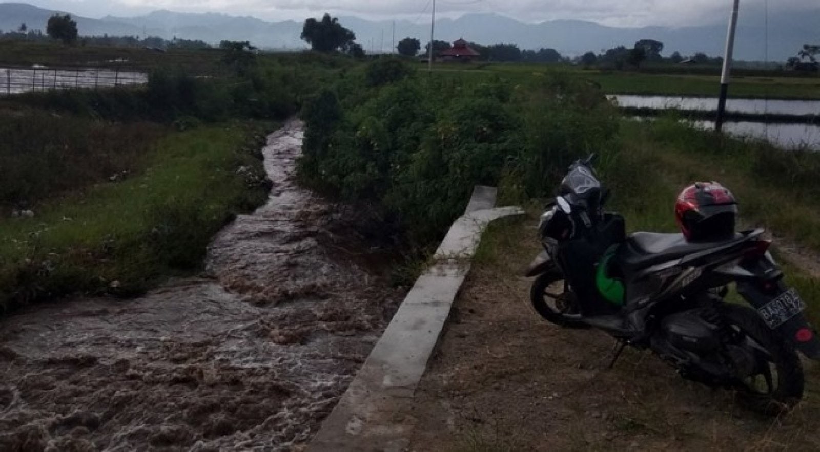 Lahar dingin mengalir deras dekat pemukiman warga