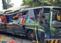 Proses evakuasi bangkai bus ALS yang kecelakaan di Malalak