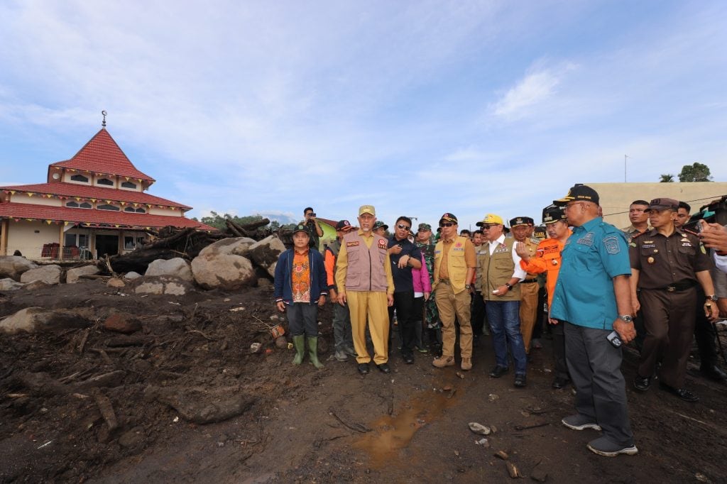 Gubernur Sumbar, Mahyeldi Ansharullah saat mendampingi Kepala BNPB mengecek dampak banjir lahar dinigin