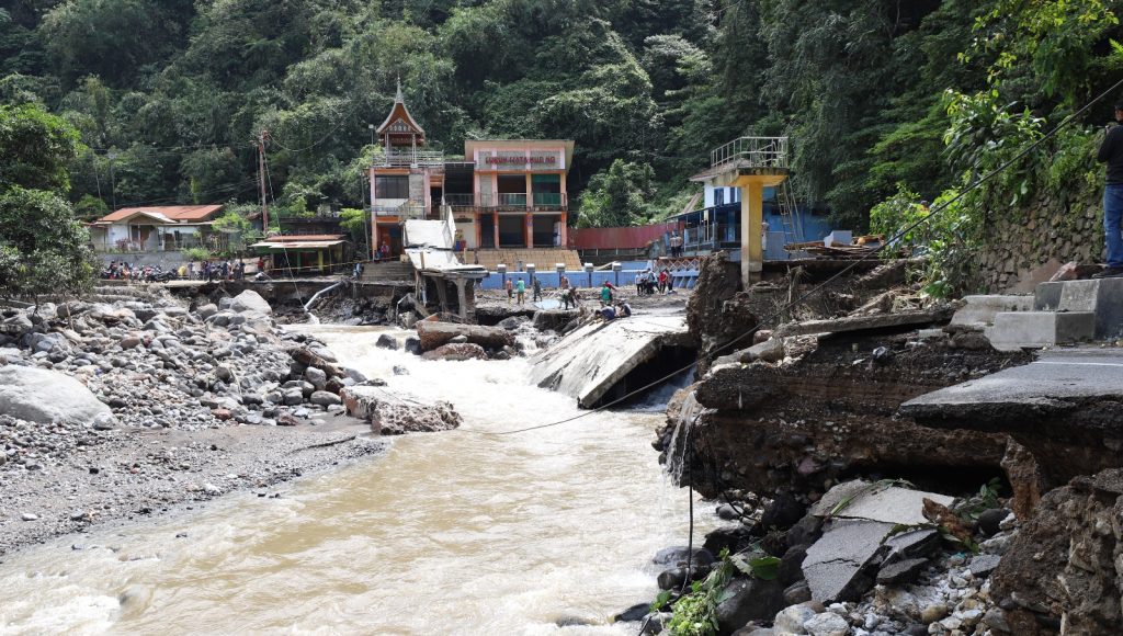 Kondisi jalan yang rusak akibat banjir bandang di kawasan Lubuk Mata Kucing