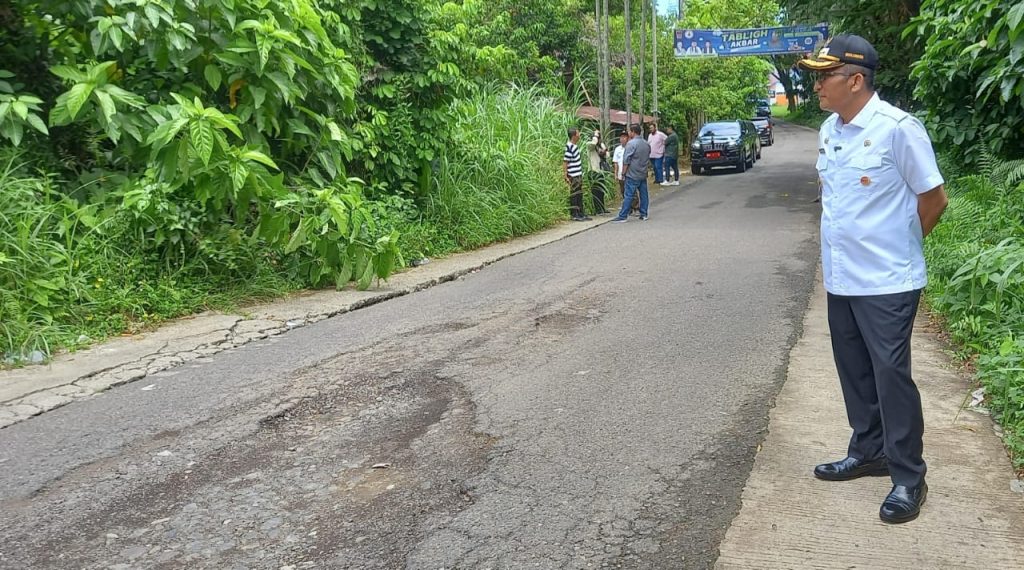 Wali Kota Padang, Hendri Septa saat memantau kondisi jalan yang rusak