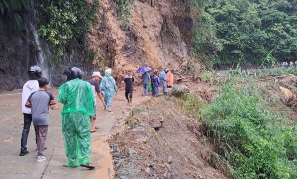 Warga jalan kaki melintasi titik longsor di Sitinjau Lauik