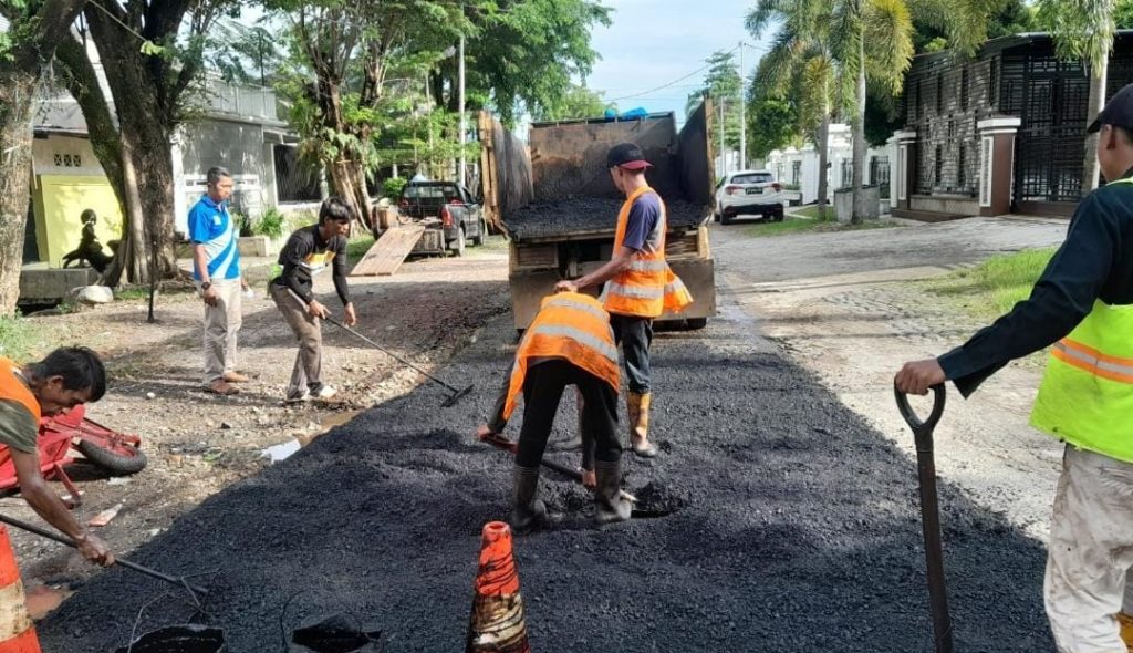 Perbaikan jalan di Kota Padang