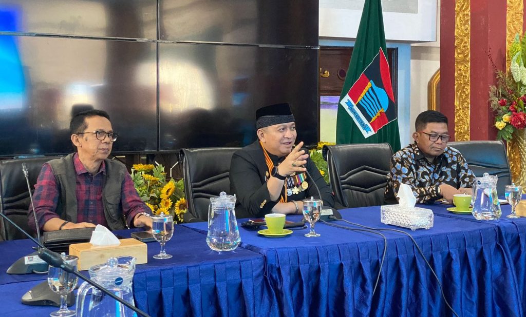 Pj Wali Kota Padang, Andree Algamar saat memimpin rapat mendadak dengan seluruh OPD di Padang