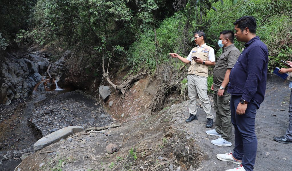 Survei pemasangan EWS di sungai yang berhulu ke Gunung Marapi