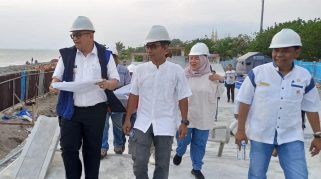 Pj Wali Kota Padang, Andree Algamar saat melakukan pengecekan kondisi terkini pembangunan Skate Park di Pantai Padang
