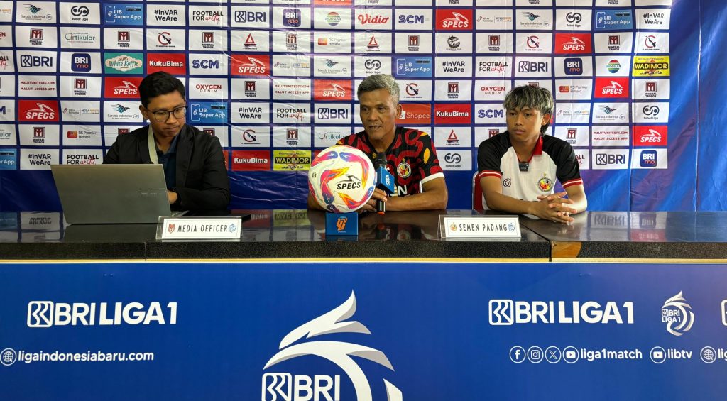 Pelatih Semen Padang FC, Hendri Susilo saat memberi keterangan pada wartawan jelang pertandingan