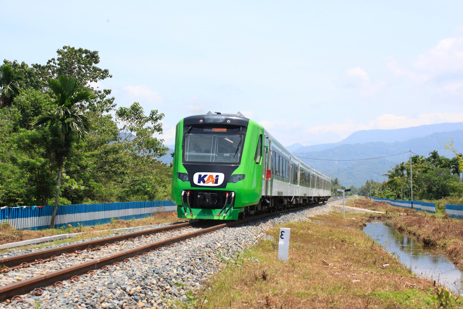 KAI Divre II Sumbar Ingatkan Bahaya Pelemparan terhadap Kereta Api ...