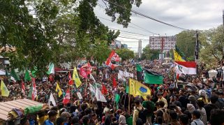 Gabungan massa aksi mahasiswa dan masyarakat sipil depan DPRD Sumbar (Kiki/Katasumbar)