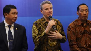 Duta Besar Australia, Rod Brazier bersama Kepala Badan Nasional Penanggulangan Bencana (BNPB) Letjen TNI Dr. Suharyanto saat diwawancarai usai pembukaan ICDMM di Unand