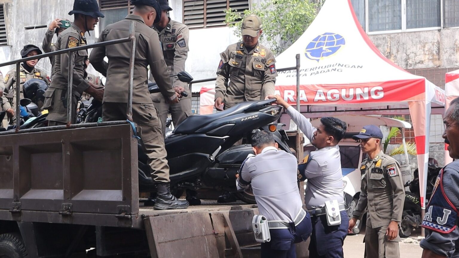 Satpol PP Padang Tertibkan PKL dan Parkir Liar di Pasar Raya - Kata Sumbar